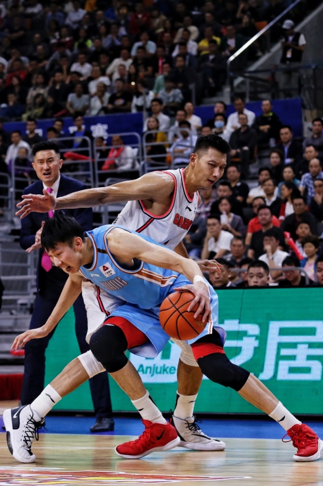 齐鲁鲸鲨队鏖战祁连黑豹队，F1邀请赛小胜，替补奇兵立功。争冠格局再洗牌的简单介绍