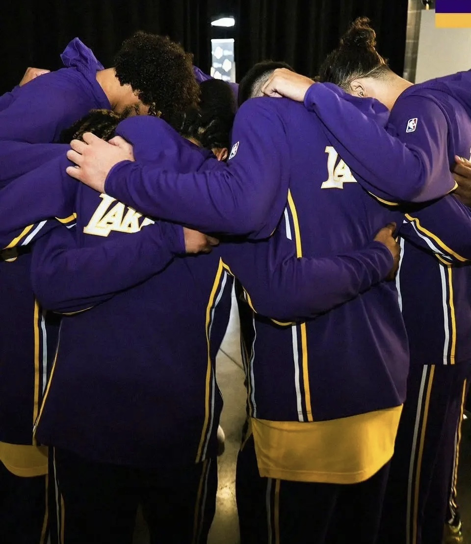 包含关键时刻里尔备战欧超杯风云突变洛杉矶湖人赛前队长鼓劲，费耶诺德回应争议备战英超都惊呆了的词条